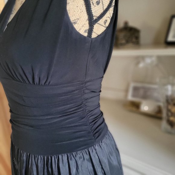 JESSICA HOWARD- Gorgeous Flattering Black Dress with Taffeta Bottom- SZ 6 - Picture 6 of 11